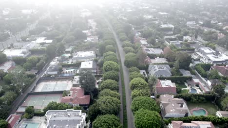 Beverly-Hills-Nachbarschaft,-Nebel-Am-Frühen-Morgen-über-Häusern,-Luftbild