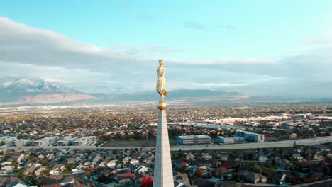 Schöne-Luftbahn-Mit-Atemberaubenden-Farben-Um-Die-Engel-Moroni-Statue-Auf-Dem-Lds-Mormon-Oquirrh-Mountain-Utah-Tempel