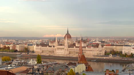 Vista-Del-Edificio-De-Estilo-Arquitectónico-Neogótico,-Edificio-Del-Parlamento-Húngaro