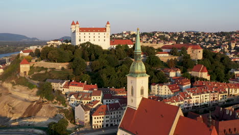 Breite-Drohnenaufnahme-Mit-Der-St.-Martins-Kathedrale-Im-Vordergrund-Und-Der-Burg-Bratislava-Im-Hintergrund-In-Bratislava,-Slowakei