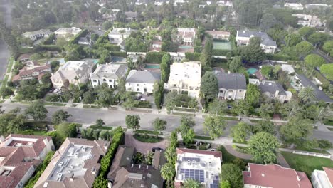 Large-Beverly-Hills-homes-in-private-upscale-neighborhood,-pools-and-tennis-courts,-aerial-in-fog