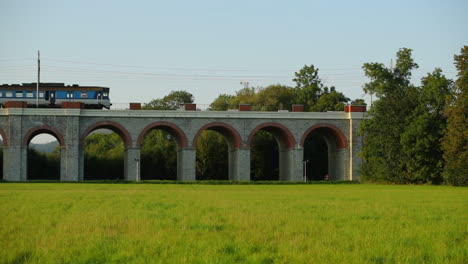 Viaducto-Ferroviario-En-Cámara-Lenta-Con-Un-Tren-De-Pasajeros-Que-Pasa-Cruzando-El-Puente