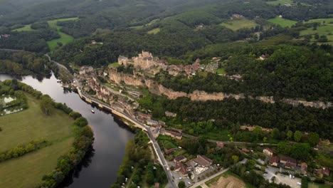 Vista-Aérea-De-Beynac-Et-Cazenac-Francia-Medieval-Pequeño-Pueblo-De-Piedra-En-El-Bosque-De-Dordogne-Madera-Tierra-Viajes-Vacaciones-Famoso-Destino