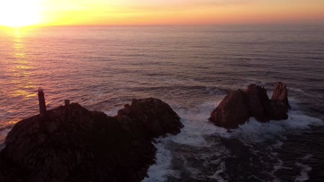 Sonnenuntergangsaufnahmen-Drohne-Fliegen-über-Dem-Spanischen-Leuchtturm-Galicien-Region-Cabo-Vilan