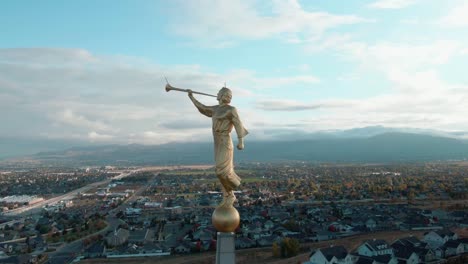 Impresionante-Toma-Aérea-De-Pedestal-Del-ángel-Moroni-Del-Templo-Mormón-Oquirrh-De-La-Montaña-Lds-En-El-Sur-De-Jordania,-Utah