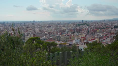 Paisaje-Urbano-De-La-Ciudad-De-Barcelona-Visto-Desde-El-Parque-Guell-En-Carmel-Hill,-Barcelona,-España