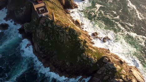 Cabo-Vilan-Leuchtturm-Galizien-Region-Nordspanien-Küstenlinie-Felsige-Klippenformation-Mit-Luftaufnahme-Der-Atlantischen-Meereswellen