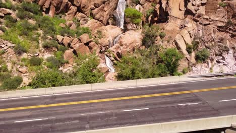 Wasserfall-In-Superior-Arizona-Direkt-Am-Highway-60,-Nachdem-Sie-Durch-Den-Queen-Creek-Tunnel-Gefahren-Sind