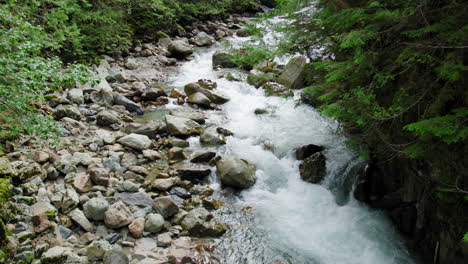 Wasser,-Das-Durch-Den-Felsigen-Fluss-Im-Wald-Fließt