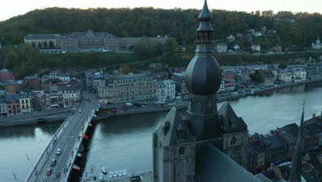 Birnenförmiger-Glockenturm-Der-Gotischen-Kathedrale-Notre-Dame-De-Dinant-In-Wallonien,-Belgien
