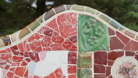 Colorful-Tiled-Mosaic-Bench-At-The-Main-Entrance-Of-Park-Guell-In-Barcelona,-Spain