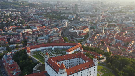 Weit-Aufschlussreiche-Filmische-Drohnenaufnahme-Des-Schlosses-Bratislava-In-Der-Slowakei