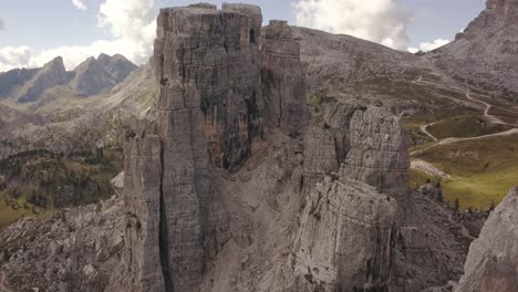 Langsam-Rückwärts-Wegfliegende-Drohnenaufnahme-Der-Bergkette-Cinque-Torre-In-Den-Dolomiten,-Italien-4k