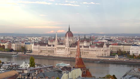 Edificio-Del-Parlamento-Húngaro-Celestial-Majestuoso-Todavía-Tiro,-Budapest-Europa