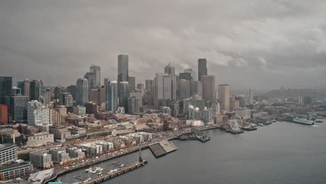 Lufthyperlapse-Von-Stürmischen-Und-Regnerischen-Wolken-über-Der-Innenstadt-Von-Seattle