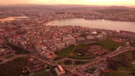La-Coruña-Aerea-Atardecer-Panorámico-Dron-Metraje-Paisaje-Urbano-Urbano-Edificio-Litoral-Galicia-Región-España