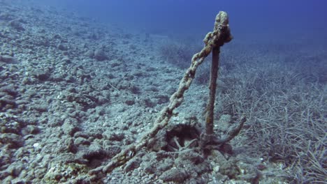 Rusted-Anchor-And-Chain-Submerged-Under-The-Sea-In-Kefalonia-Island,-Greece