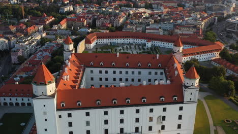 Filmische-Drohnenaufnahme-Des-Schlosses-Bratislava-In-Der-Slowakei