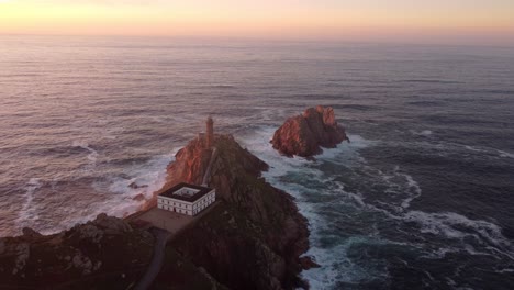 Sonnenuntergang-Luftaufnahme-Region-Galizien-Nördlich-Von-Spanien-Cabo-Vilan-Leuchtturm-Während-Des-Sonnenuntergangs