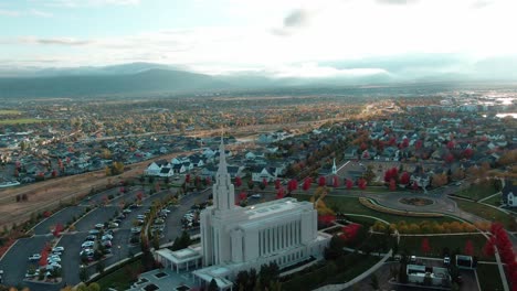 Increíble-Disparo-Aéreo-Desde-El-Templo-Mormón-Oquirrh-De-La-Montaña-Lds-En-El-Sur-De-Jordania,-Utah
