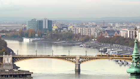 Toma-Fija-Del-Puente-Margaret-Sobre-El-Río-Danubio-En-Budapest,-Hungría-Con-Fondo-De-Ciudad