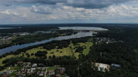 Kaunas-hydroelectric-power-plant-during-light-rainfall,-aerial-fly-forward-distance-shot