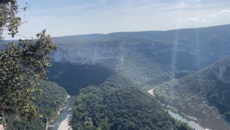 Schuss-Von-Einem-Wunderschönen-Tal-Von-Gorges-De,-Ardèche-Kajak-Kanu-Frankreich