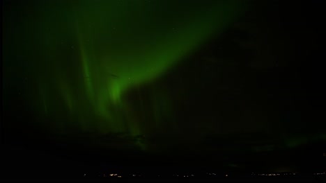Schöne-Grüne-Aurora-Borealis-über-Trekanten,-Schweden---Zeitraffer