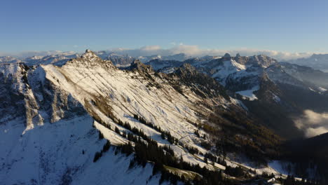 Malerischer-Blick-Auf-Die-Gipfel-Der-Voralpen-Im-Schnee-In-Der-Nähe-Von-Montreux-Mit-Den-Schweizer-Alpen-Im-Hintergrund
