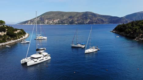 Catamarán-Y-Veleros-En-El-Mar-Jónico-En-La-Playa-De-Foki-En-La-Isla-De-Kefalonia-En-Grecia