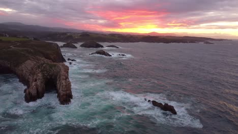Praia-Das-Catedrais-Luftaufnahme-Des-Urlaubs-Top-Touristenziel-Nordspanien-Galicien-Region-Bei-Sonnenuntergang