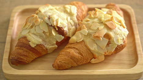 Croissant-Mit-Sahne-Und-Mandeln
