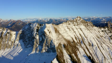Cresta-Nevada-De-La-Montaña-Cape-Au-Moine-En-Montreux,-Vaud,-Suiza-Con-Impresionantes-Alpes-En-El-Fondo-En-Un-Día-Soleado