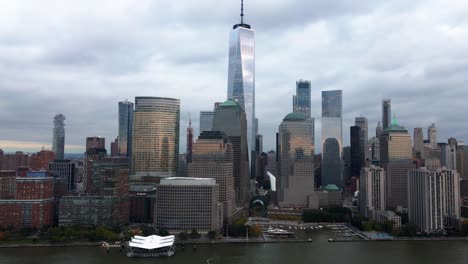 Aerial-drone-view-panning-towards-the-One-world-trade-center,-in-cloudy-New-York