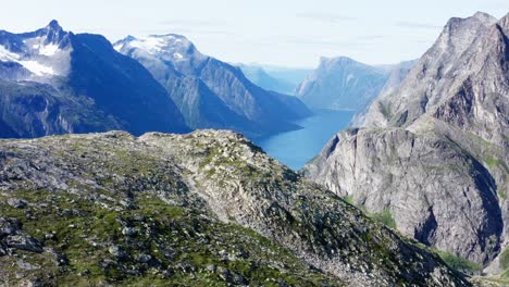 Cumbre-De-La-Montaña-Katthammaren-Y-El-Estrecho-Lago-De-Eikesdalsvatnet-En-More-Og-Romsdal,-Noruega