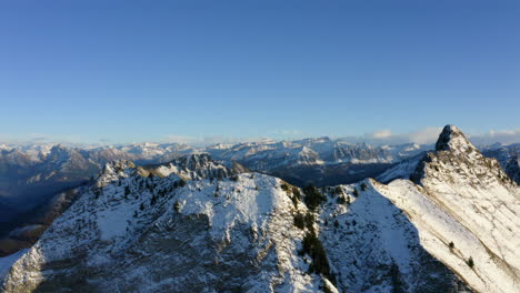 Luftaufnahme-Des-Steilen-Kamms-Des-Berges-Cape-Au-Moine-Im-Frühen-Winter-Mit-Den-Schweizer-Alpen-Im-Hintergrund