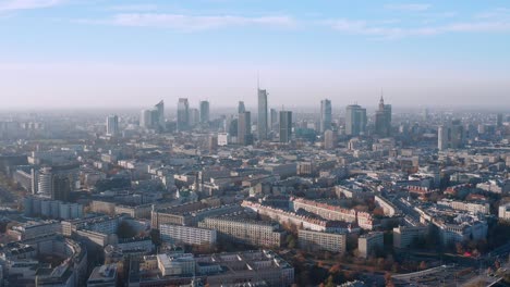 Schwenkaufnahme-Der-Polnischen-Hauptstadt-Warschau,-Luftbild-drohnenaufnahme-Panoramisch
