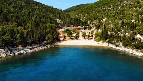 Wunderbare-Natürliche-Schönheit-Des-Meeres-Und-Der-Berge-In-Foki-Beach-Auf-Der-Ionischen-Insel-In-Griechenland---Luftaufnahme