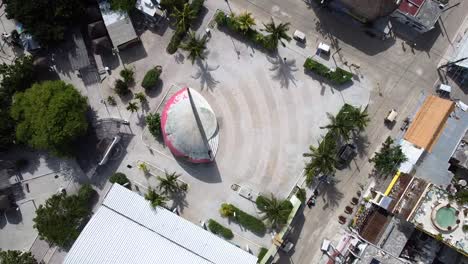 Luftaufnahme-Einer-Kuppel-Auf-Dem-Hauptplatz-Einer-Kleinstadt-In-Mexiko