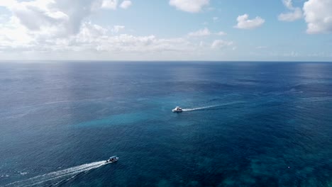 Luftaufnahme-Von-Zwei-Kleinen-Booten-In-Der-Karibik