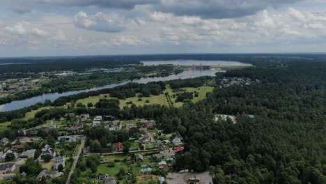 Planta-De-Energía-Hidroeléctrica-De-Kaunas-Durante-Lluvias-Ligeras,-Toma-Aérea-De-Distancia-Ascendente