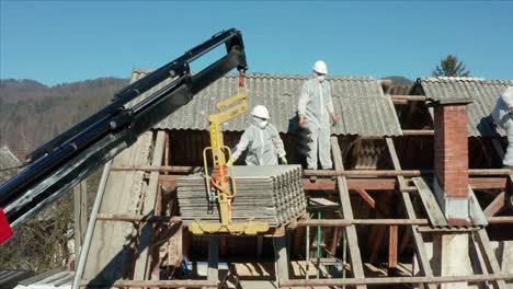 Hombres-En-El-Trabajo-Quitando-Las-Tejas-Del-Techo-De-Una-Casa-Para-Su-Renovación