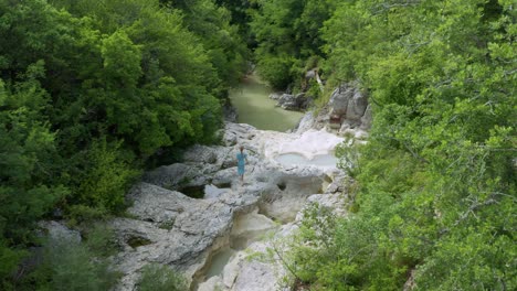 Weiblicher-Tourist,-Der-Auf-Felsen-Am-Fluss-Mirna-In-Kotli,-Istrien,-Kroatien-Geht