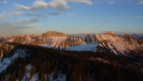 Sonnenuntergangslicht-Beleuchtet-Die-Berge-Am-Frühen-Wintertag-Im-Waadtland,-Schweiz---Luftdrohnenaufnahme