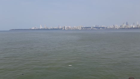 Die-Wunderschöne-Skyline-Von-Mumbai,-Eingefangen-Am-Wahrzeichen-Der-Stadt,-Dem-Marine-Drive