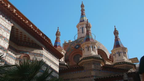 Colorido-Exterior-Gótico-De-La-Iglesia-Parroquial-De-Sant-Roma-En-Lloret-De-Mar,-Cataluña,-España