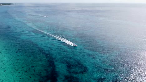 Luftbild-Eines-Kleinen-Bootes,-Das-Im-Karibischen-Meer-Eine-Spur-Hinterlässt