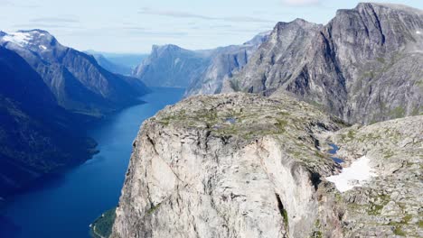 Magnífico-Paisaje-De-Montañas-Rocosas-Y-Río-Azul-En-Noruega---Toma-Aérea