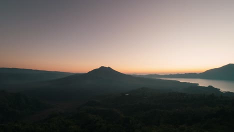 Statischer-Zeitraffer-Des-Sonnenaufgangs-über-Einem-Wald-Und-Einem-Vulkan-Bei-Kintamani,-Bali,-Indonesien-4k