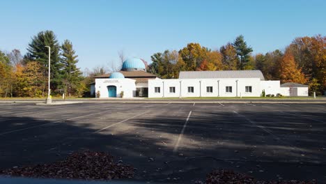 Still-look-at-the-Annunciation-Orthodox-Church-in-Muskegon,-MI-from-the-parking-lot